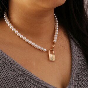 Fashion Pearl Lock Necklace